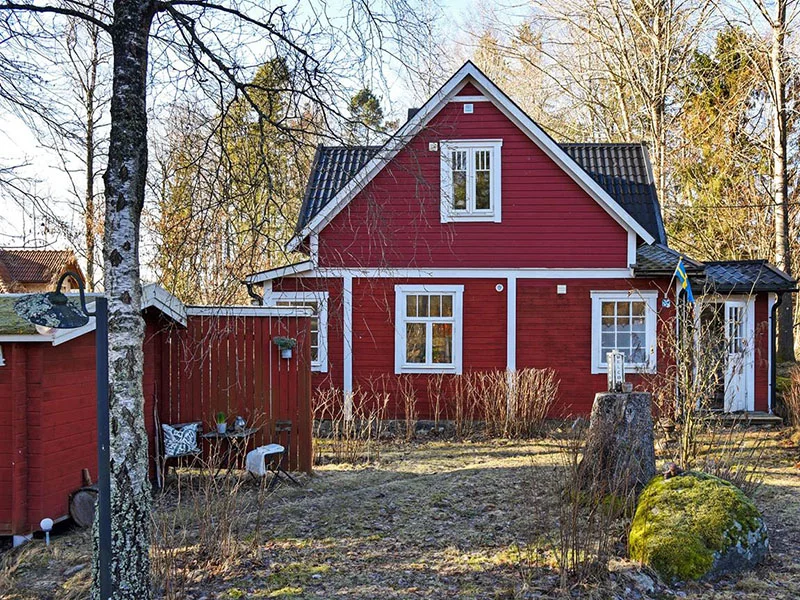 Malning av husfasad pa trahus Sigtuna Stockholm