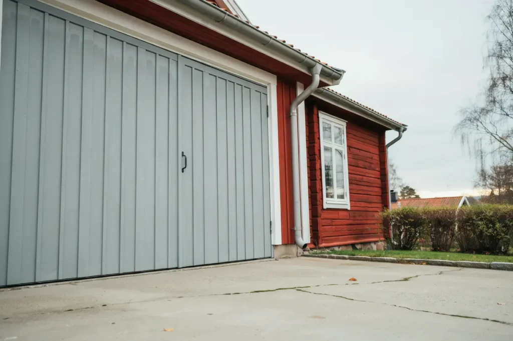 s m lar du garageporten r tt h llbart skydd och snyggare helhetsintryck f r huset
